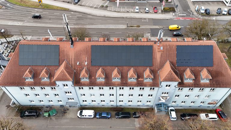 TFU-Gebäude mit PV-Anlage von oben, Ostseite